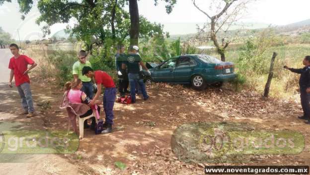 Dos lesionados tras chocar contra árbol en Los Reyes, Michoacán - Foto 2 