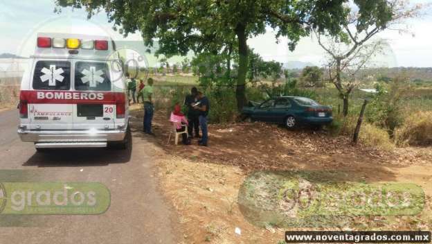 Dos lesionados tras chocar contra árbol en Los Reyes, Michoacán - Foto 4 