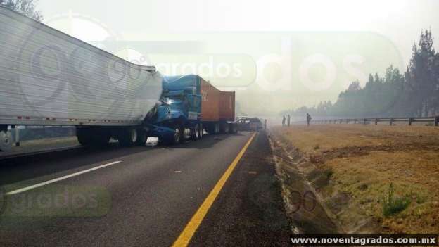 Humo por incendio de pastizales provoca carambola en Ecuandureo, Michoacán - Foto 1 