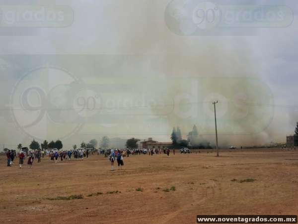 Evacúan a más de 200 trabajadores por incendio de pastizal en Jacona, Michoacán - Foto 0 