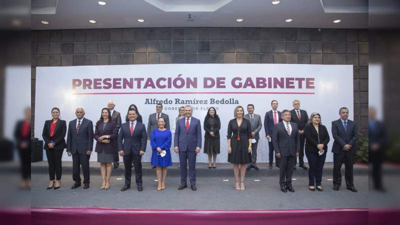 Presenta Bedolla a integrantes de su Gabinete legal 