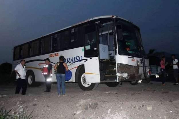 Chocan autobús y camión de carga en Buenavista, Michoacán - Foto 0 