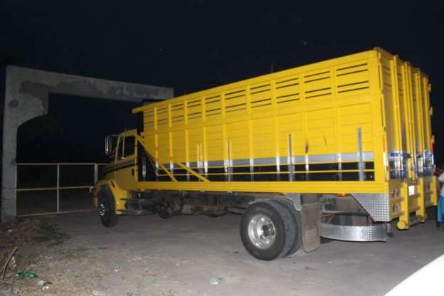 Chocan autobús y camión de carga en Buenavista, Michoacán - Foto 1 