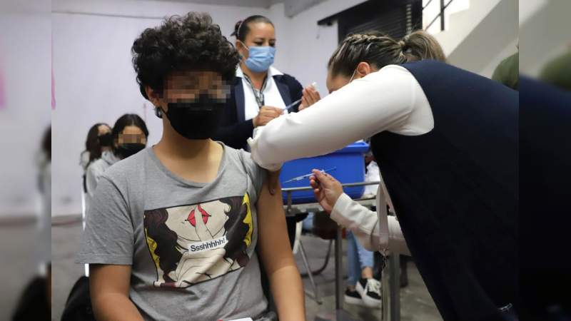 Reciben su primera dosis anti COVID 33 menores de 17 años 