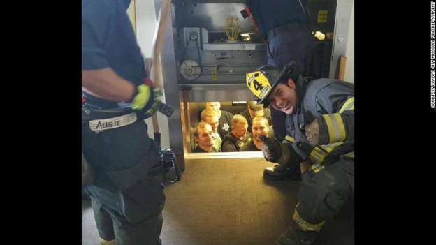 Fotografía de bomberos salvando a policías se hace viral en redes sociales  