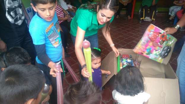 Niños y niñas de 15 colonias reciben juguetes en gestión de Ernesto Núñez - Foto 1 