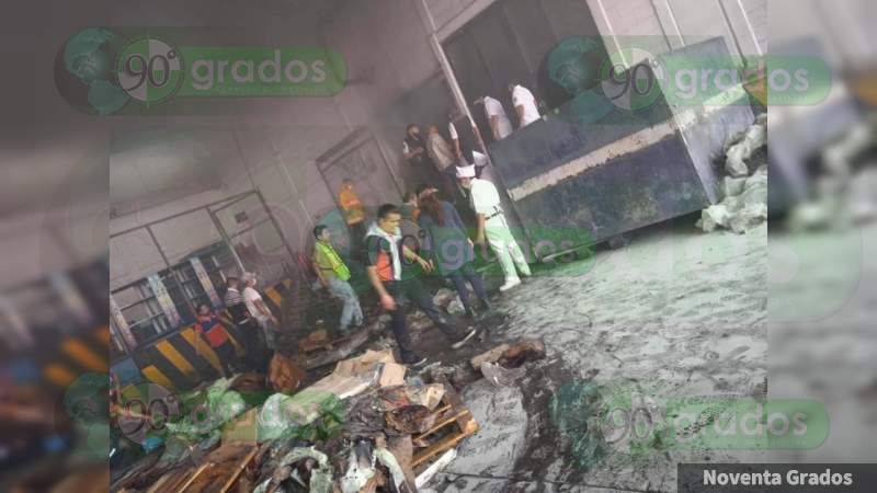 Se incendia área de basura en Chedraui en Morelia, Michoacán