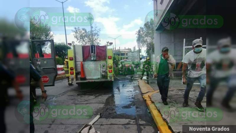 Se incendia área de basura en Chedraui en Morelia, Michoacán