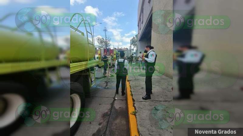 Se incendia área de basura en Chedraui en Morelia, Michoacán