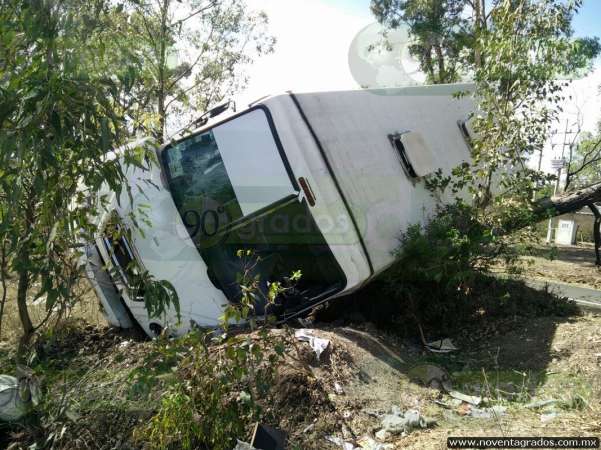 Vuelca autobús de policías sobre la Morelia - Mil Cumbres; hay 20 lesionados - Foto 0 