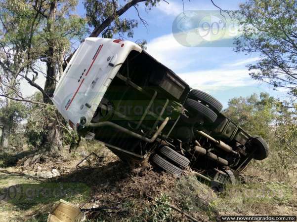 Vuelca autobús de policías sobre la Morelia - Mil Cumbres; hay 20 lesionados - Foto 1 