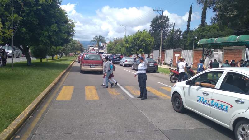 Implementan operativos viales en centros educativos de Uruapan, Michoacán 