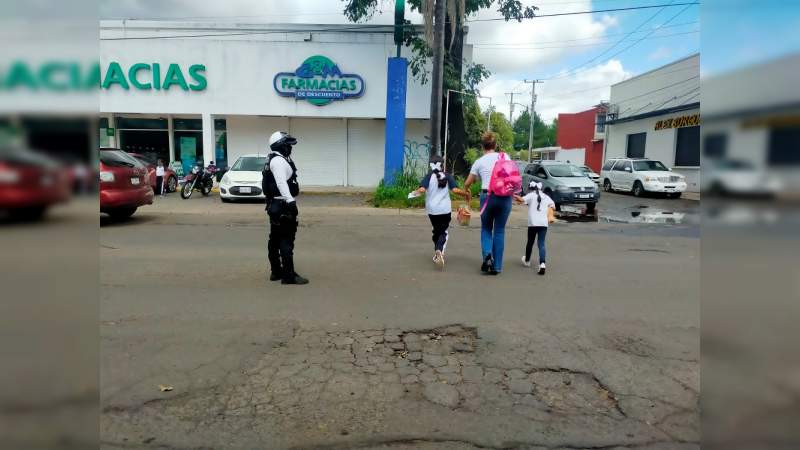 Implementan operativos viales en centros educativos de Uruapan, Michoacán 