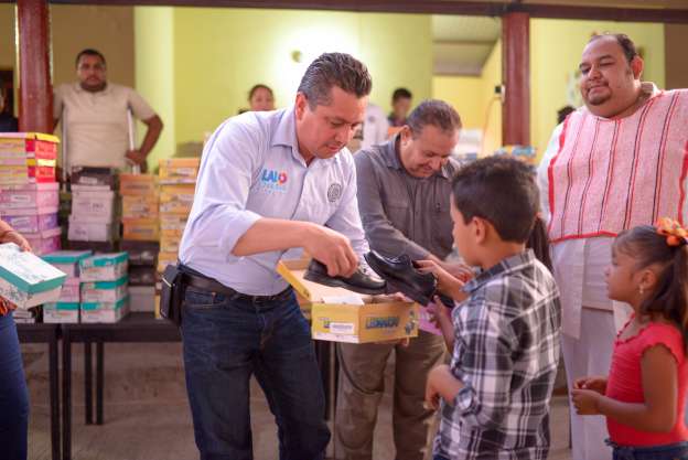 “Misión Futuro” apoyo permanente para estudiantes de escasos recursos  - Foto 0 