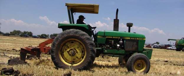 Hombre pierde la vida a manos de un tractor en un campo agrícola en Epitacio Huerta 