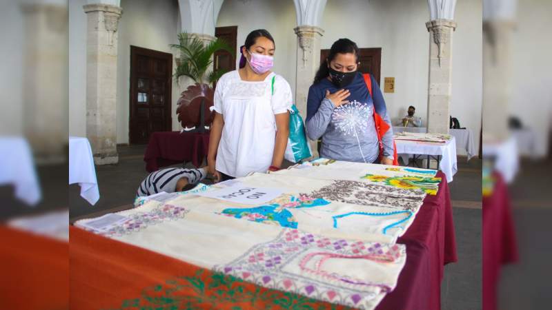 Participan 60 artesanos en Concurso de Maque y Bordado en Uruapan, Michoacán 