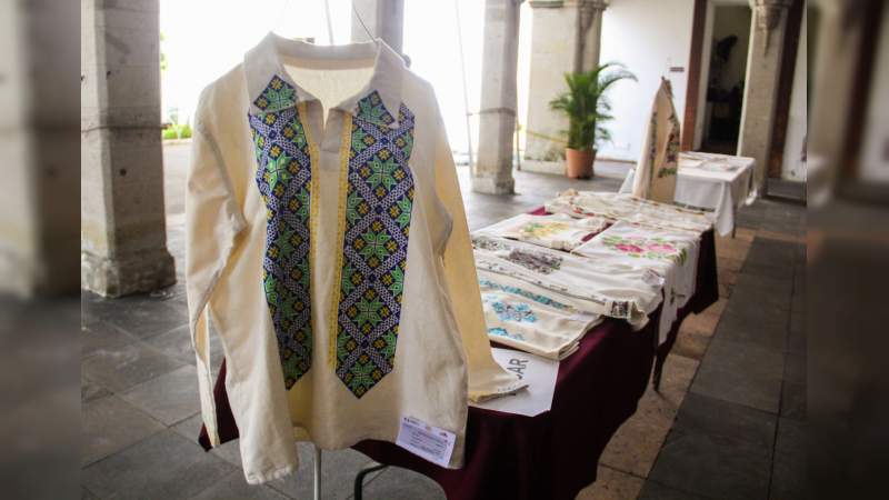 Participan 60 artesanos en Concurso de Maque y Bordado en Uruapan, Michoacán 