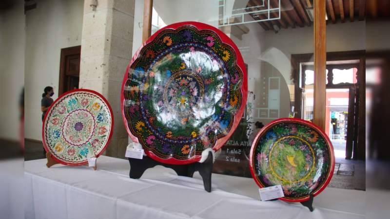 Participan 60 artesanos en Concurso de Maque y Bordado en Uruapan, Michoacán 