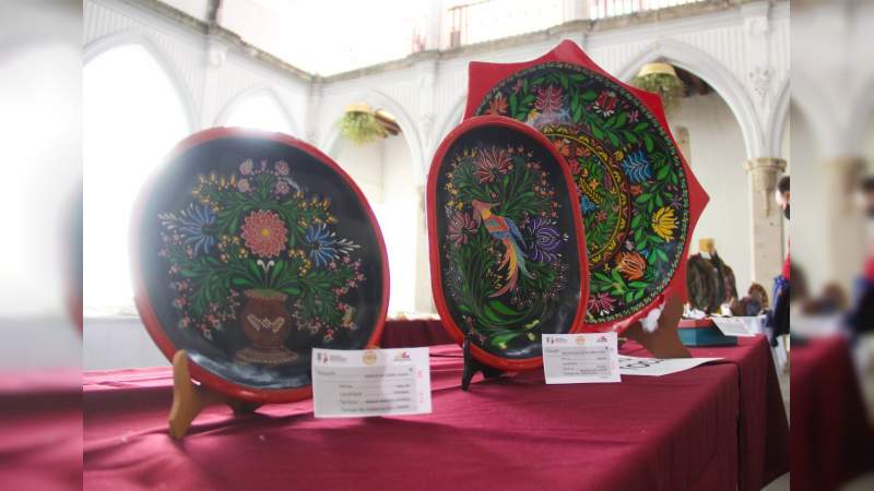 Participan 60 artesanos en Concurso de Maque y Bordado en Uruapan, Michoacán 