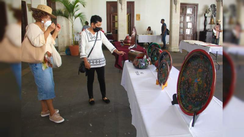 Participan 60 artesanos en Concurso de Maque y Bordado en Uruapan, Michoacán 