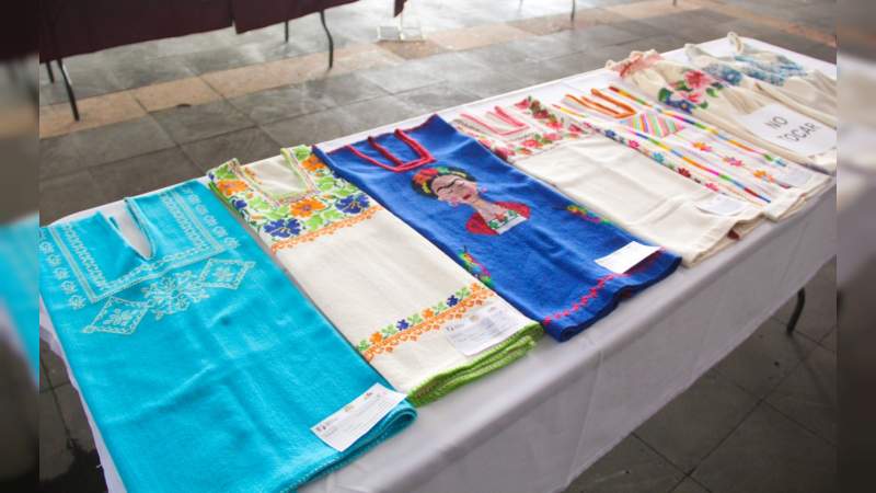 Participan 60 artesanos en Concurso de Maque y Bordado en Uruapan, Michoacán 
