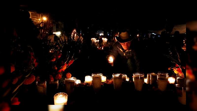 Cementerios permanecerán abiertos la noche de muertos en la región lacustre de Michoacán  