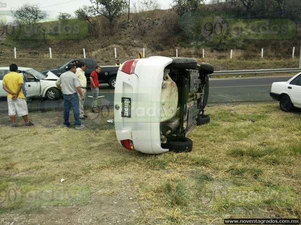 Accidente en la salida a Charo, deja dos personas lesionadas - Foto 2 