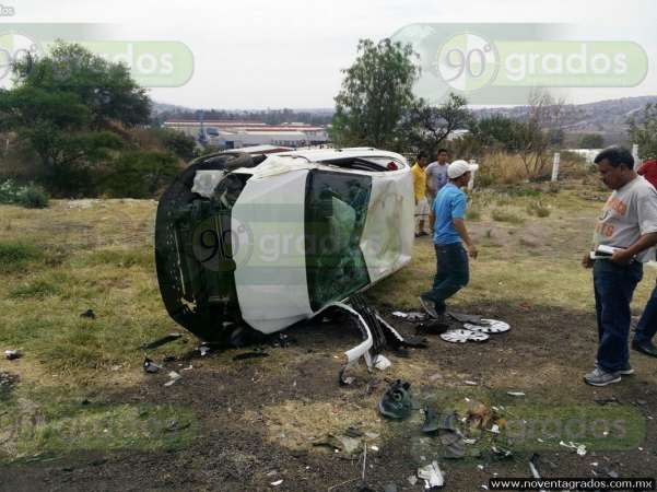 Accidente en la salida a Charo, deja dos personas lesionadas - Foto 3 