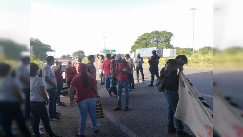 CNTE bloquea carreteras de Michoacán este jueves 