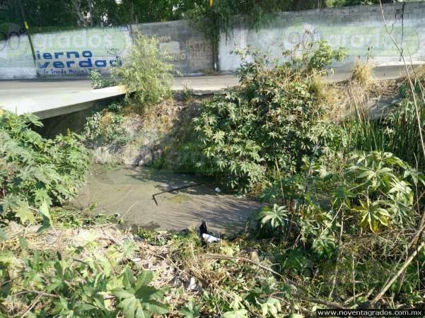 Vehículo cae al río en Tarímbaro - Foto 1 