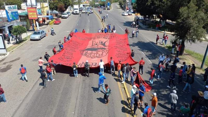 Normalistas marchan al Centro Histórico de Morelia 