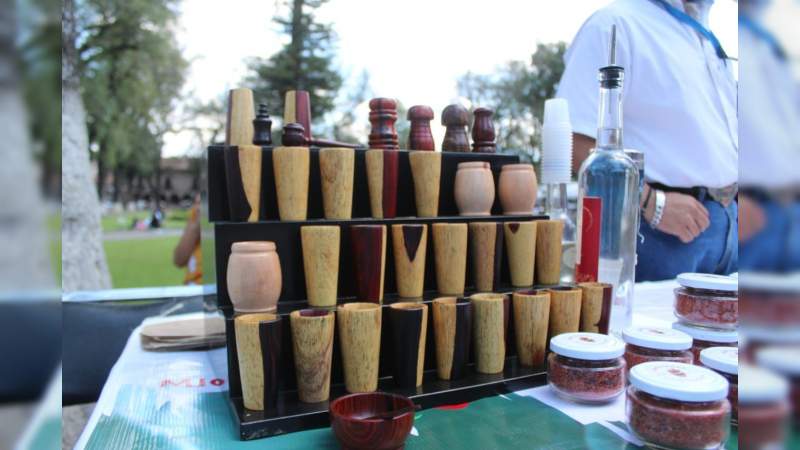 Inaugura con éxito Julio Arreola el "Mercadito Mezcalero" en Pátzcuaro, Michoacán 