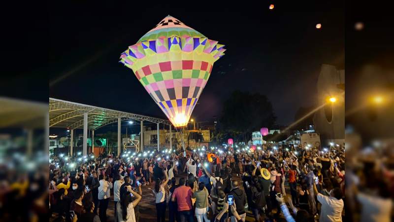Surcan y embellecen con globos de cantoya los cielos de Uruapan, Michoacán  