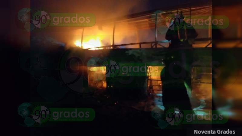 Autobús de turismo vuelca y se incendia en la ruta Sahuayo-Cojumatlán 