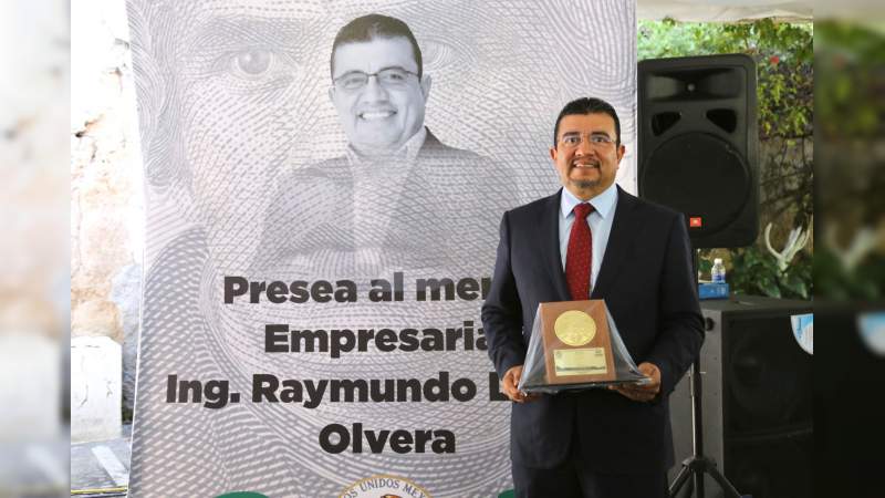 Recibe Raymundo López Olvera "Presea Hidalgo Morelos" en su edición 2021 