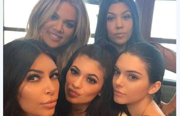 Tremendos escotes de las hermanas mayores del clan Kardashian - Foto 0 
