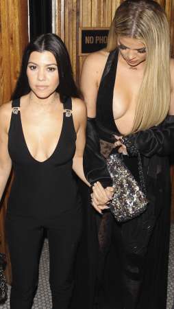 Tremendos escotes de las hermanas mayores del clan Kardashian - Foto 1 