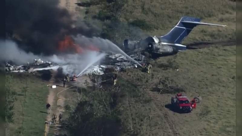 Se desploma avión en Texas con 21 personas a bordo 