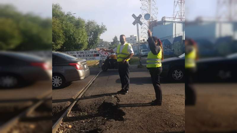 CNTE bloquea las vías del tren en Tres Puentes