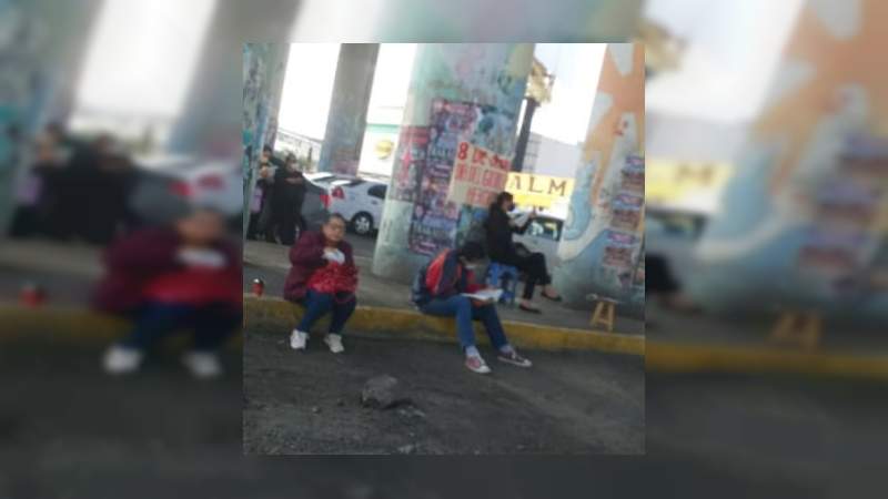 CNTE bloquea las vías del tren en Tres Puentes