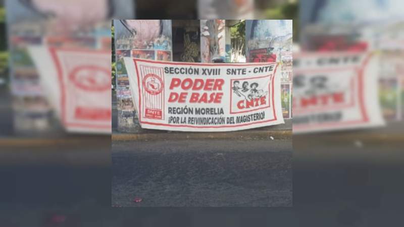CNTE bloquea las vías del tren en Tres Puentes