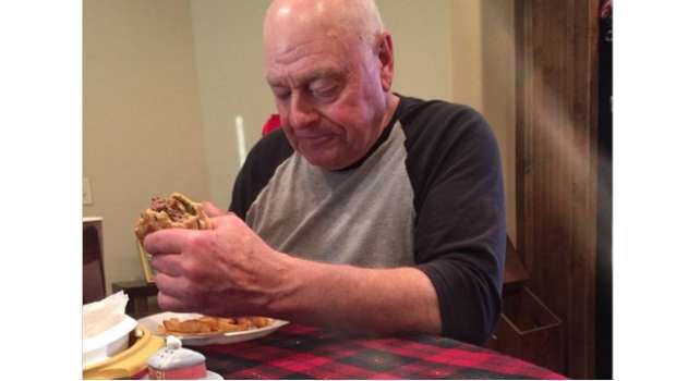  Él hizo 12 hamburguesas para sus 6 nietos y sólo una se presentó 