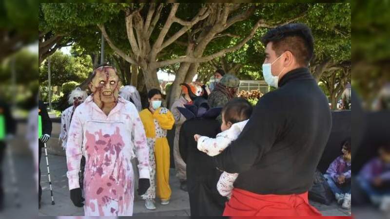 Artistas de disfraz reclaman espacio laboral en Feria del Alfeñique, en Irapuato 