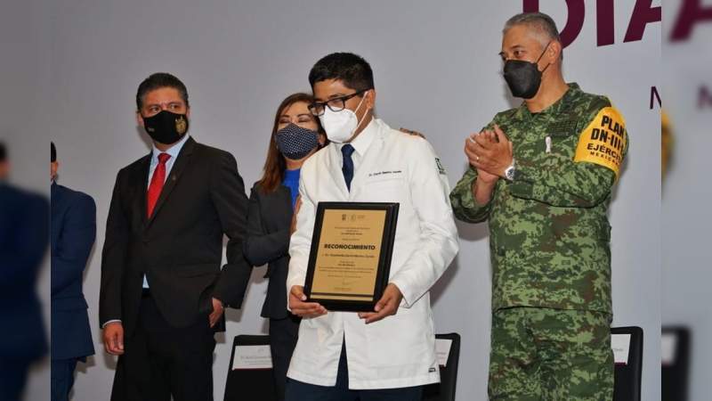 Reconocen vocación, compromiso y entrega de médicos de la UMSNH 