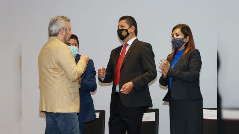 Reconocen vocación, compromiso y entrega de médicos de la UMSNH 
