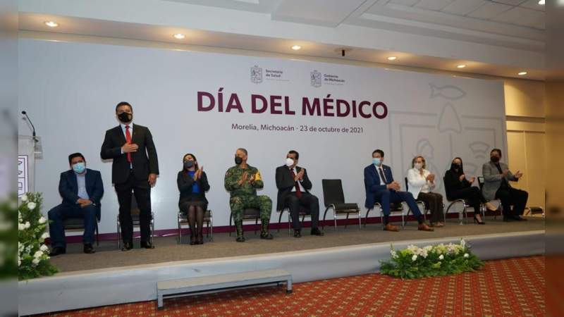 Reconocen vocación, compromiso y entrega de médicos de la UMSNH 