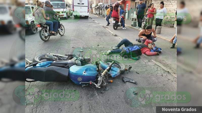 Muchacho de 17 años resulta fracturado al chocar su moto contra una camioneta, en Zamora, Michoacán