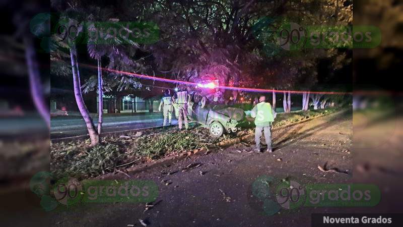 Trágico choque de un auto contra un árbol en Zamora, Michoacán hubo un muerto y un herido