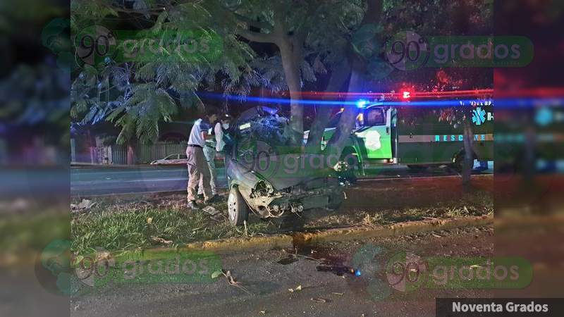 Trágico choque de un auto contra un árbol en Zamora, Michoacán hubo un muerto y un herido