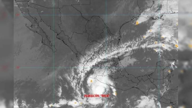Huracán "Rick" provoca alerta máxima en 6 estados de México 